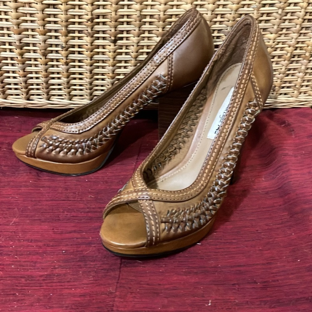 American eagle 4” heel open tie basket weave shoes